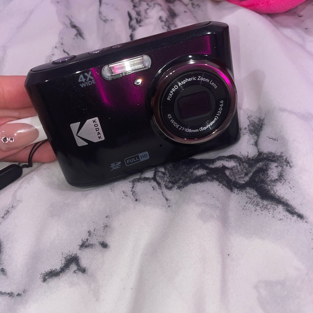 *BRAND NEW* kodak pixpro fz45 (batteries included) color black.